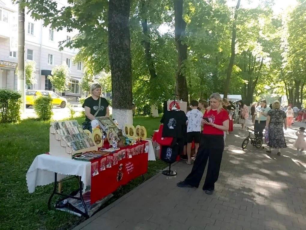 На улице Комсомольской в районе ротонды развернул свои ряды НовоМосковский Арбат.