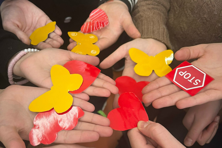 Для обучающихся школы №5 провели занятие по правилам дорожной безопасности.