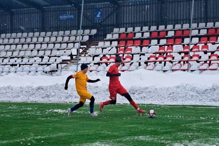 Футбол. «Снеговик -2026». Новомосковское дерби в первом туре соревнований среди юношей.