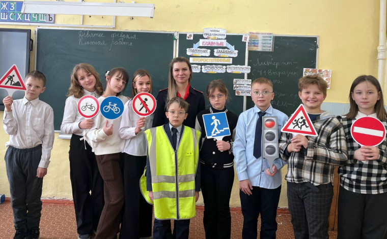 Для обучающихся школы №5 провели занятие по правилам дорожной безопасности.