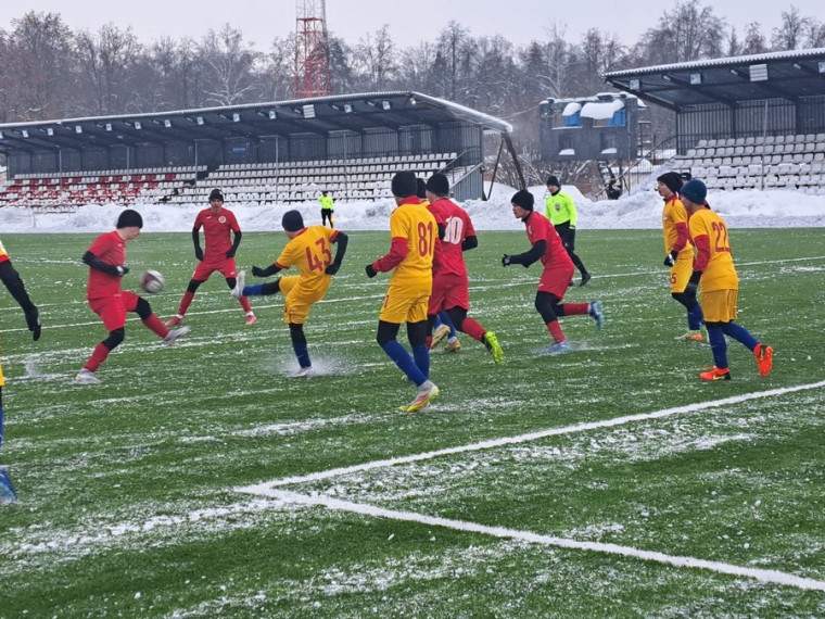Футбол. «Снеговик -2026». Новомосковское дерби в первом туре соревнований среди юношей.