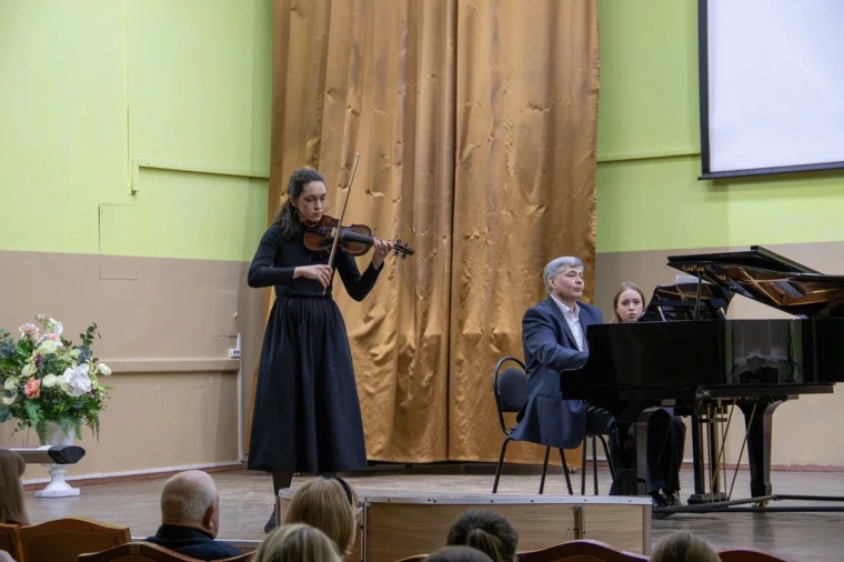 В Новомосковском музколледже им. М.И. Глинки состоялся концерт скрипачей – выпускников прошлых лет.