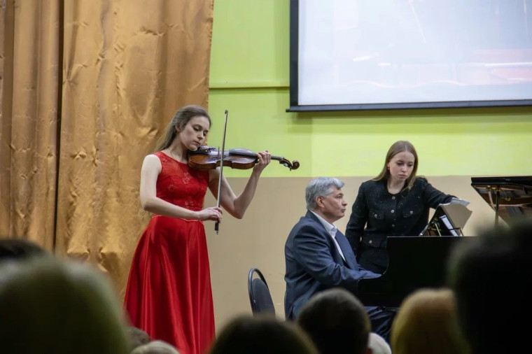 В Новомосковском музколледже им. М.И. Глинки состоялся концерт скрипачей – выпускников прошлых лет.