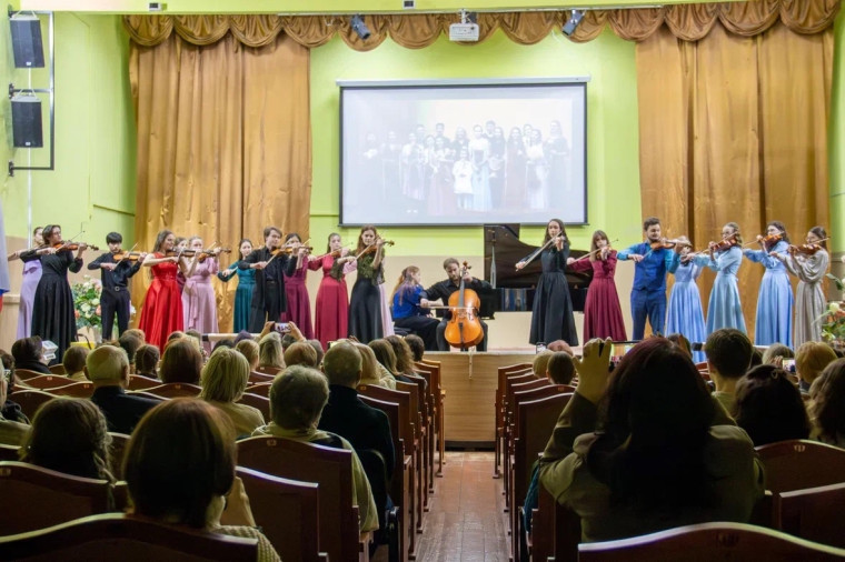 В Новомосковском музколледже им. М.И. Глинки состоялся концерт скрипачей – выпускников прошлых лет.