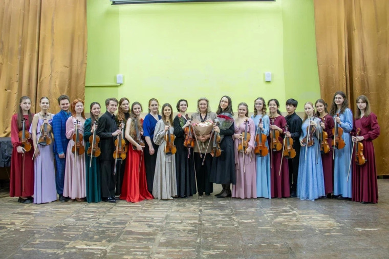 В Новомосковском музколледже им. М.И. Глинки состоялся концерт скрипачей – выпускников прошлых лет.