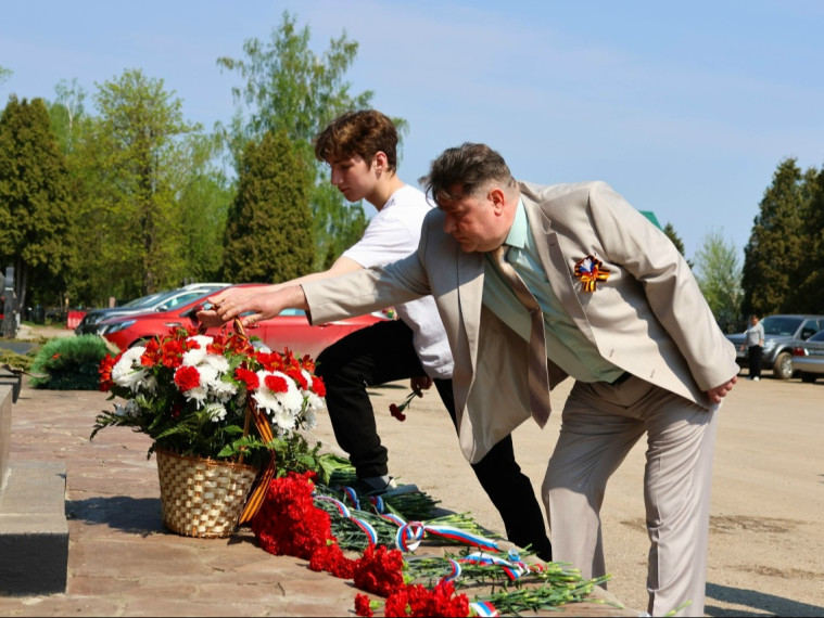 Новомосковцы почтили память героев.
